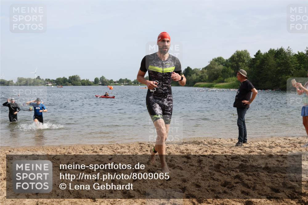 15.06.2025 - 27. Vierlanden-Triathlon Lena Gebhardt http://msf.ph/oto/8009065 15.06.2025 10:06:27 Schwimmen 394, 434, 440, 447 meine-sportfotos.de