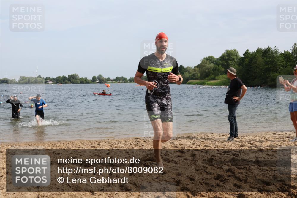 15.06.2025 - 27. Vierlanden-Triathlon Lena Gebhardt http://msf.ph/oto/8009082 15.06.2025 10:06:27 Schwimmen 394, 434, 440, 447 meine-sportfotos.de