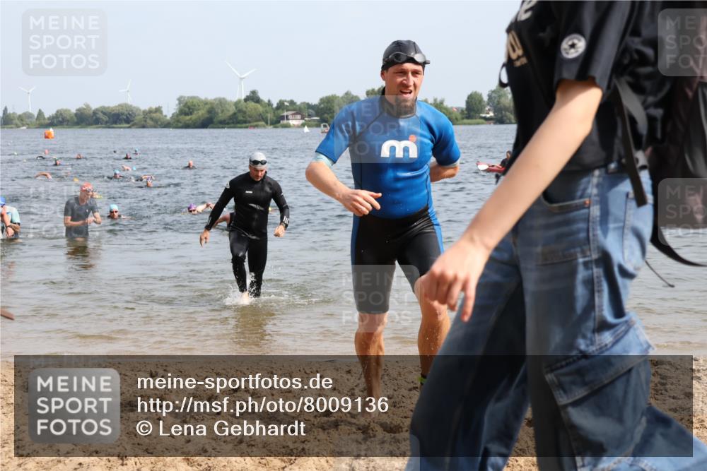 15.06.2025 - 27. Vierlanden-Triathlon Lena Gebhardt http://msf.ph/oto/8009136 15.06.2025 10:06:31 Schwimmen 394, 434, 440 meine-sportfotos.de