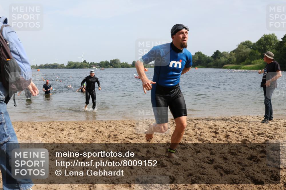 15.06.2025 - 27. Vierlanden-Triathlon Lena Gebhardt http://msf.ph/oto/8009152 15.06.2025 10:06:32 Schwimmen 394, 434, 440 meine-sportfotos.de