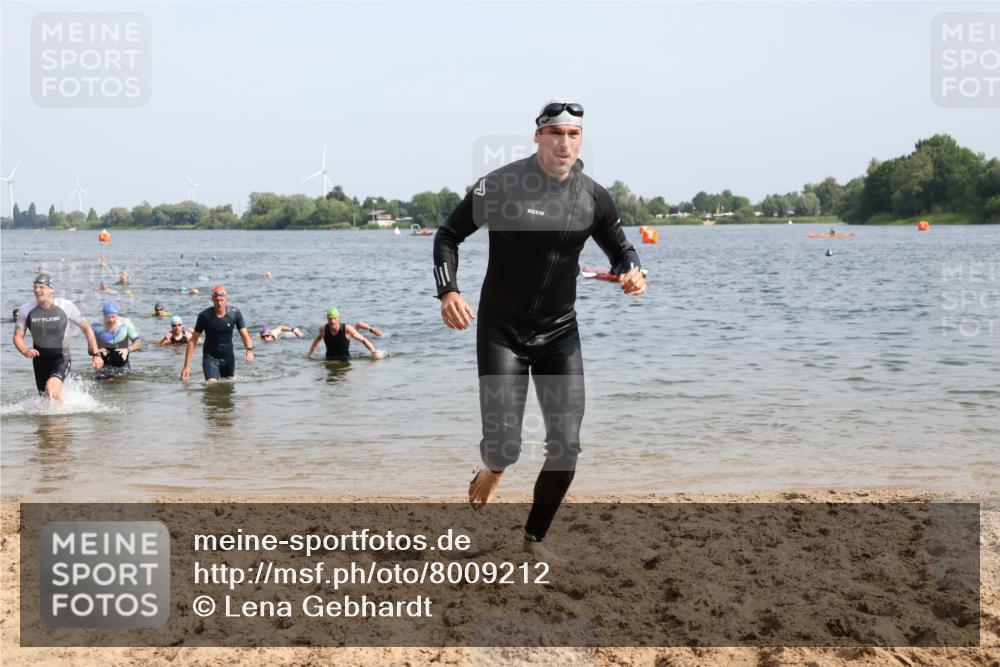 15.06.2025 - 27. Vierlanden-Triathlon Lena Gebhardt http://msf.ph/oto/8009212 15.06.2025 10:06:35 Schwimmen 386, 394, 423, 434, 440 meine-sportfotos.de