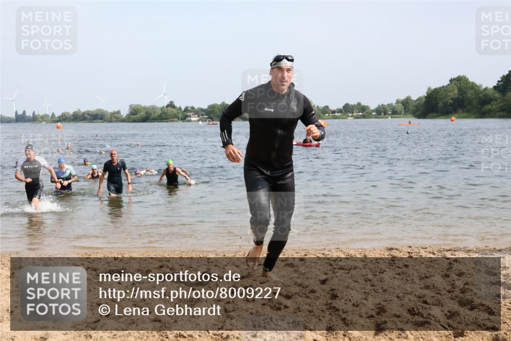 15.06.2025 - 27. Vierlanden-Triathlon Lena Gebhardt http://msf.ph/oto/8009227 15.06.2025 10:06:35 Schwimmen 386, 394, 423, 434, 440 meine-sportfotos.de