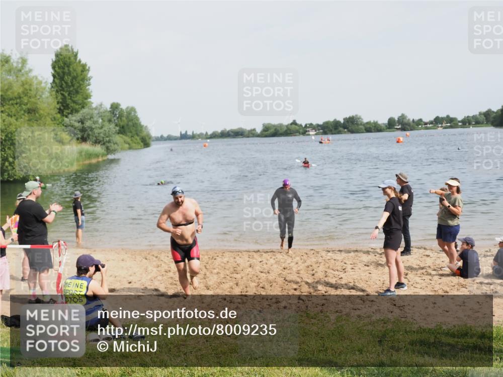 21.06.2025 - 27. Vierlanden-Triathlon MichiJ http://msf.ph/oto/8009235 15.06.2026 10:10:21 Schwimmen 417, 444 meine-sportfotos.de