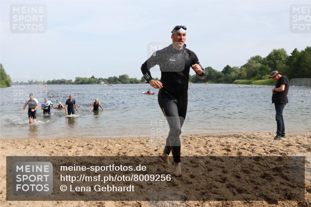 15.06.2025 - 27. Vierlanden-Triathlon Lena Gebhardt http://msf.ph/oto/8009256 15.06.2025 10:06:36 Schwimmen 386, 394, 423, 434, 440, 441 meine-sportfotos.de