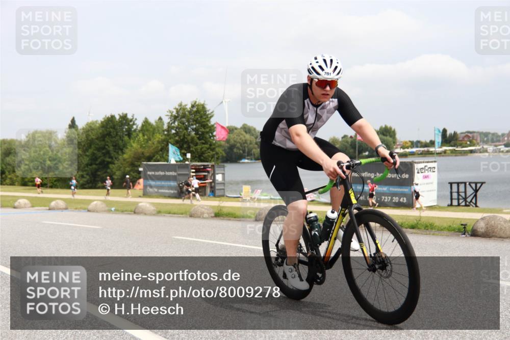 21.06.2025 - 27. Vierlanden-Triathlon H.Heesch http://msf.ph/oto/8009278 15.06.2025 12:22:42 Radfahren 657, 701 meine-sportfotos.de