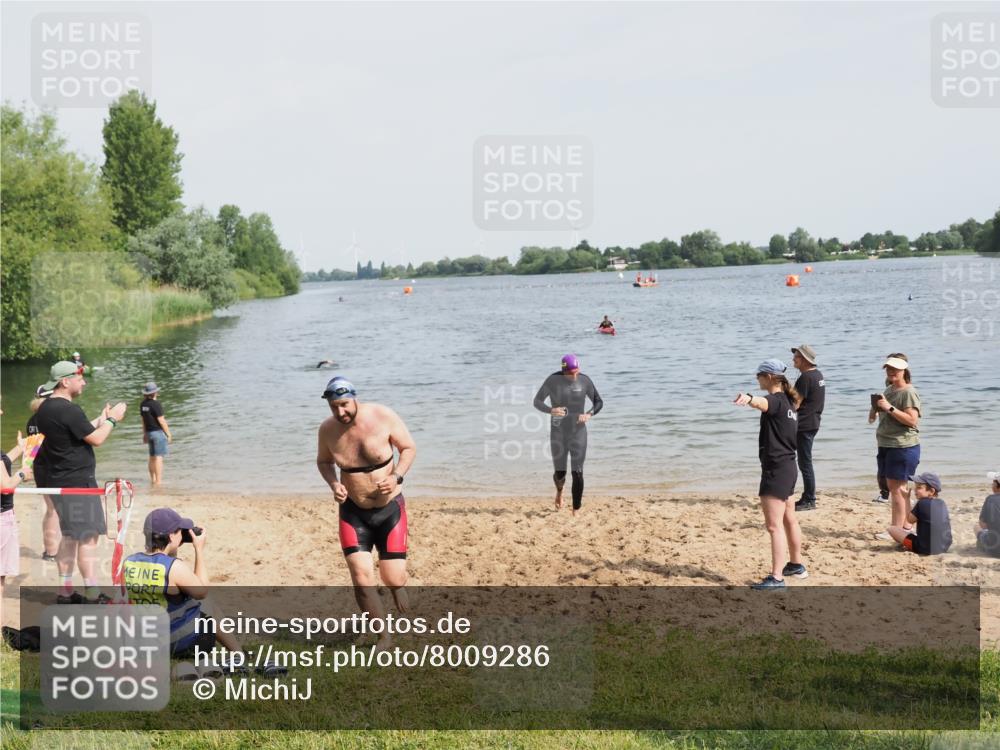 21.06.2025 - 27. Vierlanden-Triathlon MichiJ http://msf.ph/oto/8009286 15.06.2026 10:10:22 Schwimmen 417, 444 meine-sportfotos.de
