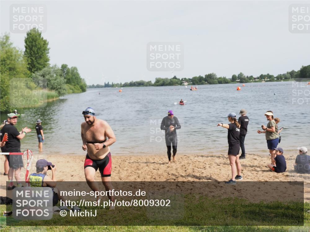 21.06.2025 - 27. Vierlanden-Triathlon MichiJ http://msf.ph/oto/8009302 15.06.2026 10:10:22 Schwimmen 417, 444 meine-sportfotos.de