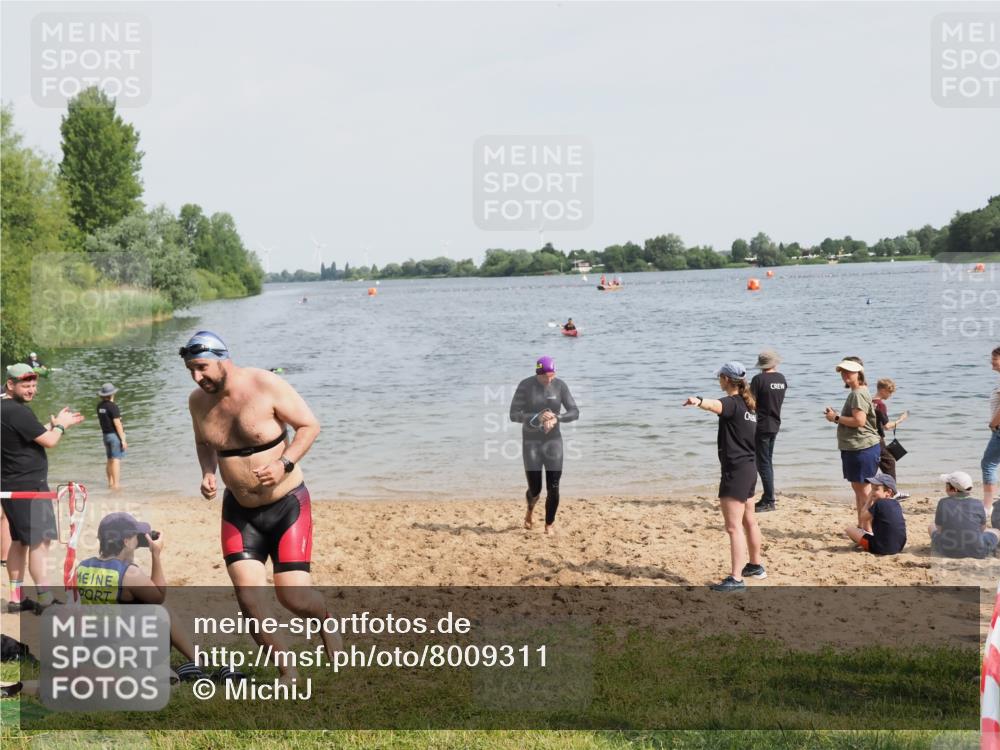 21.06.2025 - 27. Vierlanden-Triathlon MichiJ http://msf.ph/oto/8009311 15.06.2026 10:10:23 Schwimmen 417, 444 meine-sportfotos.de
