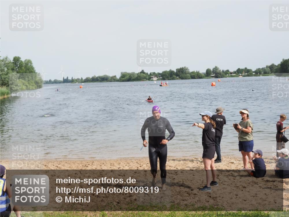 21.06.2025 - 27. Vierlanden-Triathlon MichiJ http://msf.ph/oto/8009319 15.06.2026 10:10:24 Schwimmen 417, 444 meine-sportfotos.de