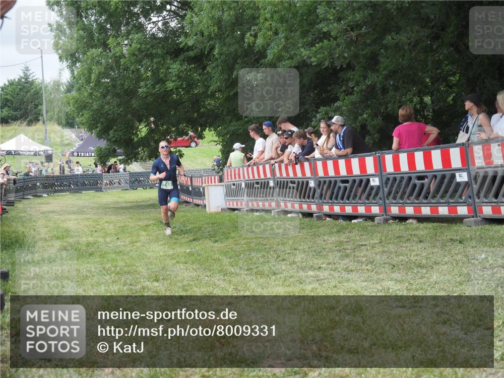21.06.2025 - 27. Vierlanden-Triathlon KatJ http://msf.ph/oto/8009331 15.06.2025 13:03:01 Ziel 749 meine-sportfotos.de