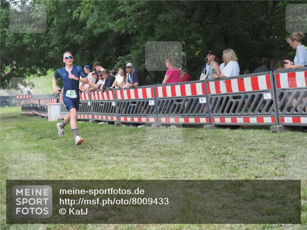 21.06.2025 - 27. Vierlanden-Triathlon KatJ http://msf.ph/oto/8009433 15.06.2025 13:03:03 Ziel 749 meine-sportfotos.de