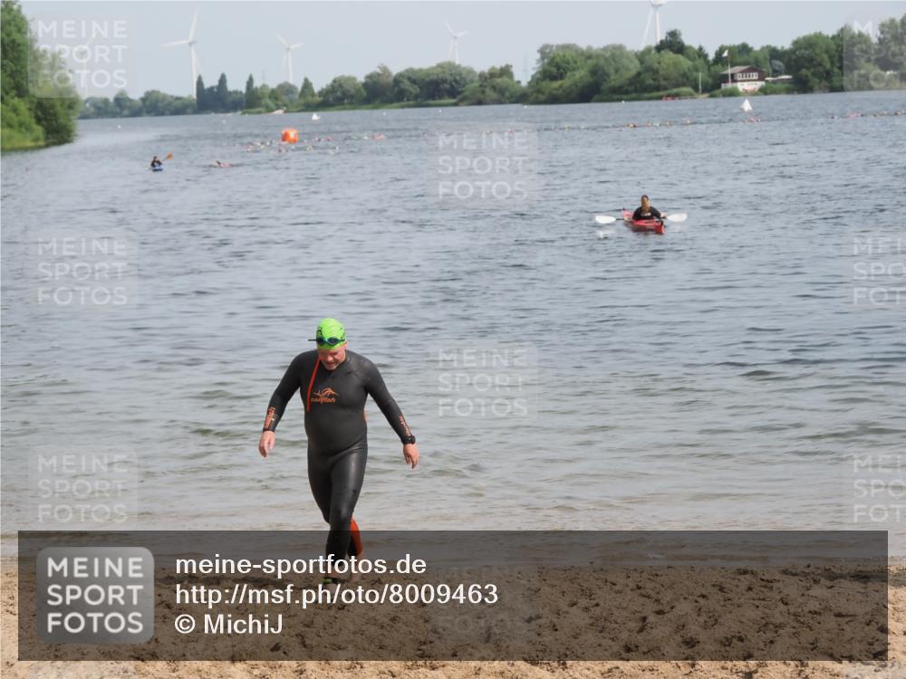 21.06.2025 - 27. Vierlanden-Triathlon MichiJ http://msf.ph/oto/8009463 15.06.2026 10:10:58 Schwimmen 451 meine-sportfotos.de