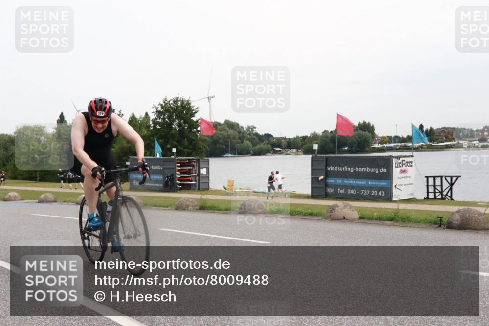 15.06.2025 - 27. Vierlanden-Triathlon H.Heesch http://msf.ph/oto/8009488 15.06.2025 10:54:39 Radfahren 379 meine-sportfotos.de
