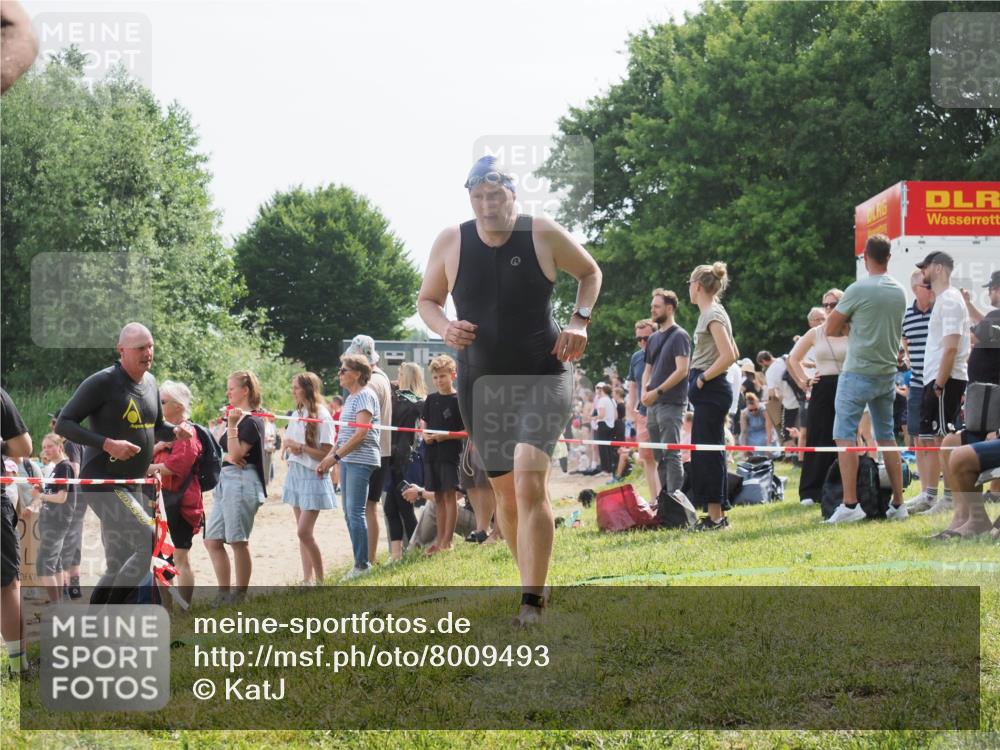 15.06.2025 - 27. Vierlanden-Triathlon KatJ http://msf.ph/oto/8009493 15.06.2025 10:07:39 Schwimmen 379, 391, 468 meine-sportfotos.de