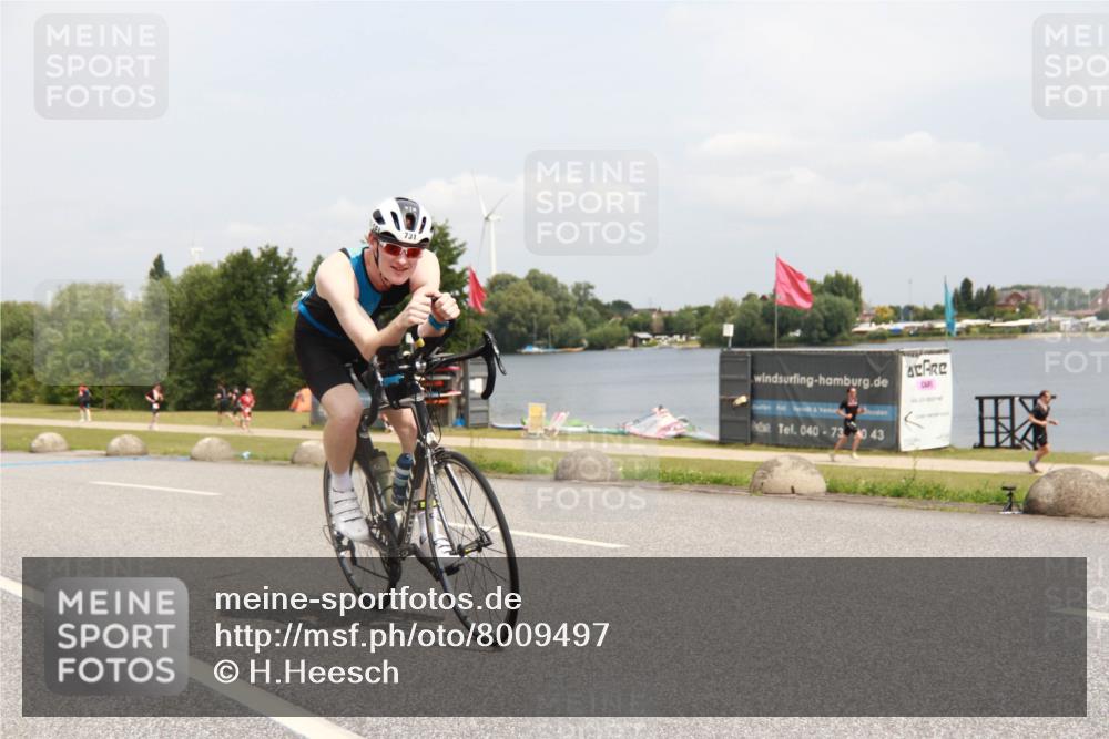 21.06.2025 - 27. Vierlanden-Triathlon H.Heesch http://msf.ph/oto/8009497 15.06.2025 12:26:11 Radfahren 731, 846 meine-sportfotos.de
