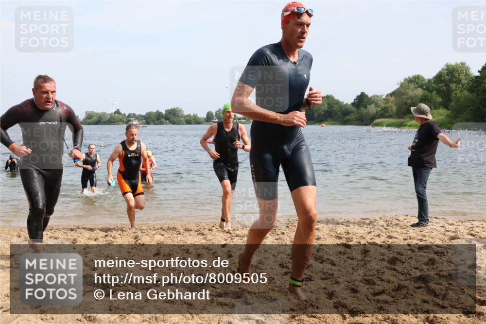 15.06.2025 - 27. Vierlanden-Triathlon Lena Gebhardt http://msf.ph/oto/8009505 15.06.2025 10:06:46 Schwimmen 367, 386, 388, 396, 423, 441, 457, 467 meine-sportfotos.de