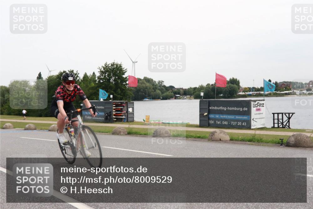 15.06.2025 - 27. Vierlanden-Triathlon H.Heesch http://msf.ph/oto/8009529 15.06.2025 10:55:04 Radfahren 8, 546, 605, 608 meine-sportfotos.de