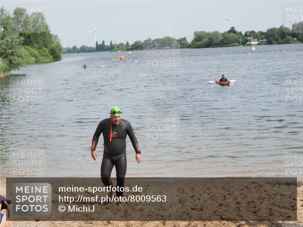 21.06.2025 - 27. Vierlanden-Triathlon MichiJ http://msf.ph/oto/8009563 15.06.2026 10:11:01 Schwimmen 451 meine-sportfotos.de