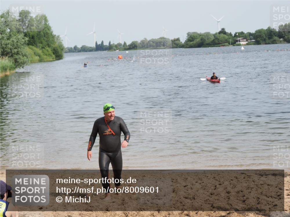 21.06.2025 - 27. Vierlanden-Triathlon MichiJ http://msf.ph/oto/8009601 15.06.2026 10:11:01 Schwimmen 451 meine-sportfotos.de