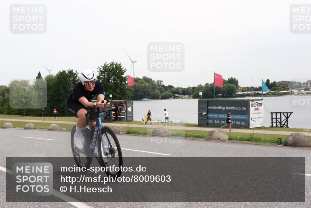 15.06.2025 - 27. Vierlanden-Triathlon H.Heesch http://msf.ph/oto/8009603 15.06.2025 10:55:36 Radfahren 167, 221, 528, 559 meine-sportfotos.de