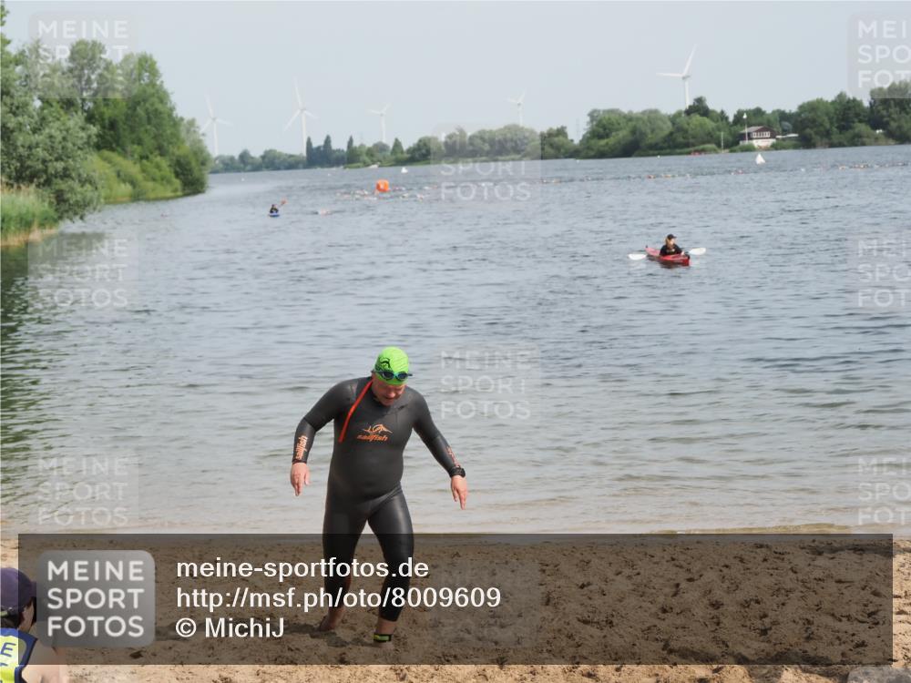 21.06.2025 - 27. Vierlanden-Triathlon MichiJ http://msf.ph/oto/8009609 15.06.2026 10:11:02 Schwimmen 451 meine-sportfotos.de
