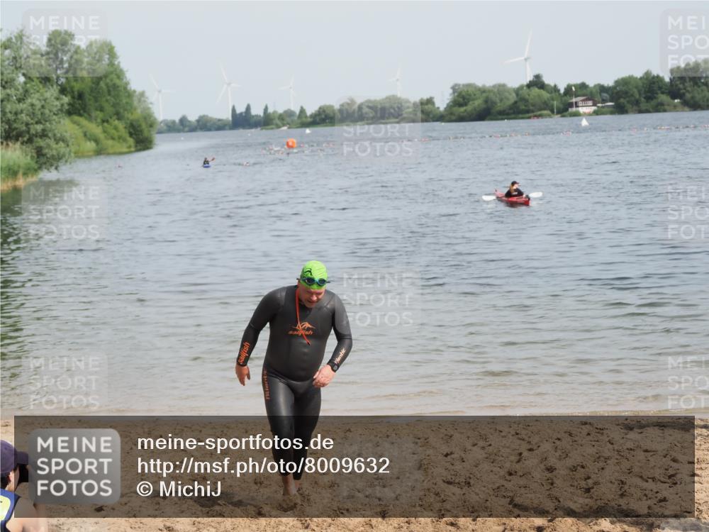 21.06.2025 - 27. Vierlanden-Triathlon MichiJ http://msf.ph/oto/8009632 15.06.2026 10:11:02 Schwimmen 451 meine-sportfotos.de