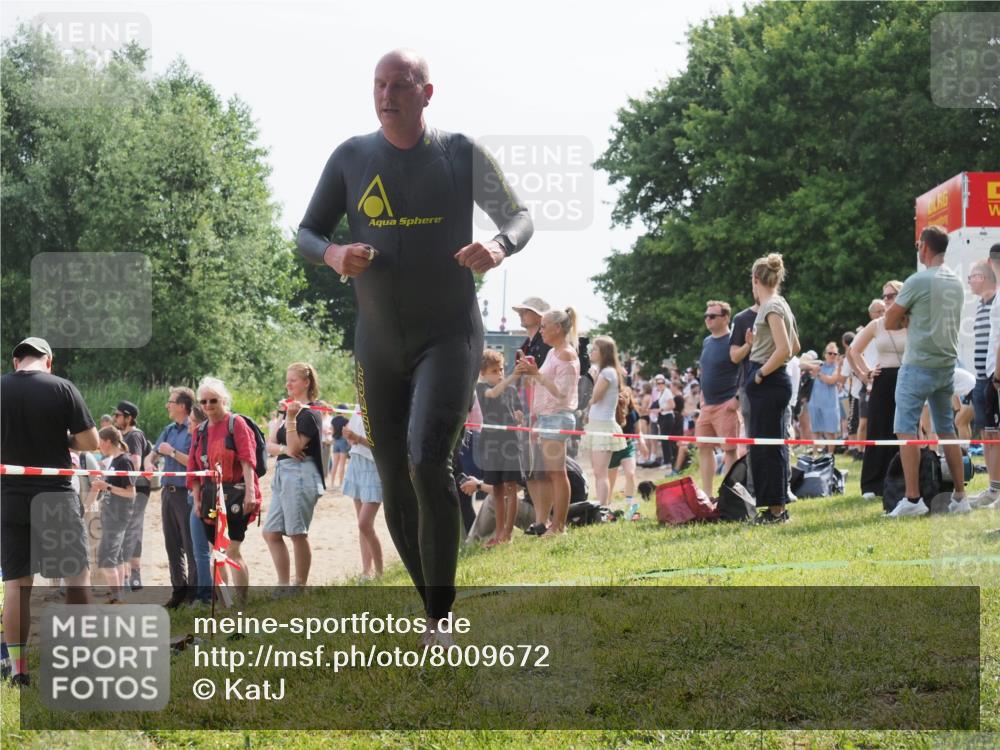 15.06.2025 - 27. Vierlanden-Triathlon KatJ http://msf.ph/oto/8009672 15.06.2025 10:07:42 Schwimmen 379, 391, 468 meine-sportfotos.de