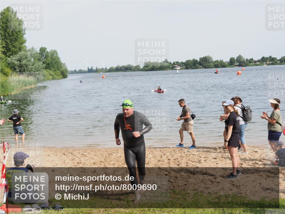 21.06.2025 - 27. Vierlanden-Triathlon MichiJ http://msf.ph/oto/8009690 15.06.2026 10:11:04 Schwimmen 451 meine-sportfotos.de