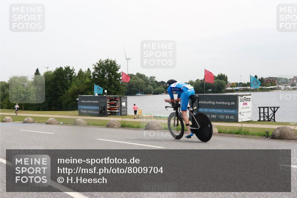 15.06.2025 - 27. Vierlanden-Triathlon H.Heesch http://msf.ph/oto/8009704 15.06.2025 10:57:00 Radfahren 94, 150, 451 meine-sportfotos.de