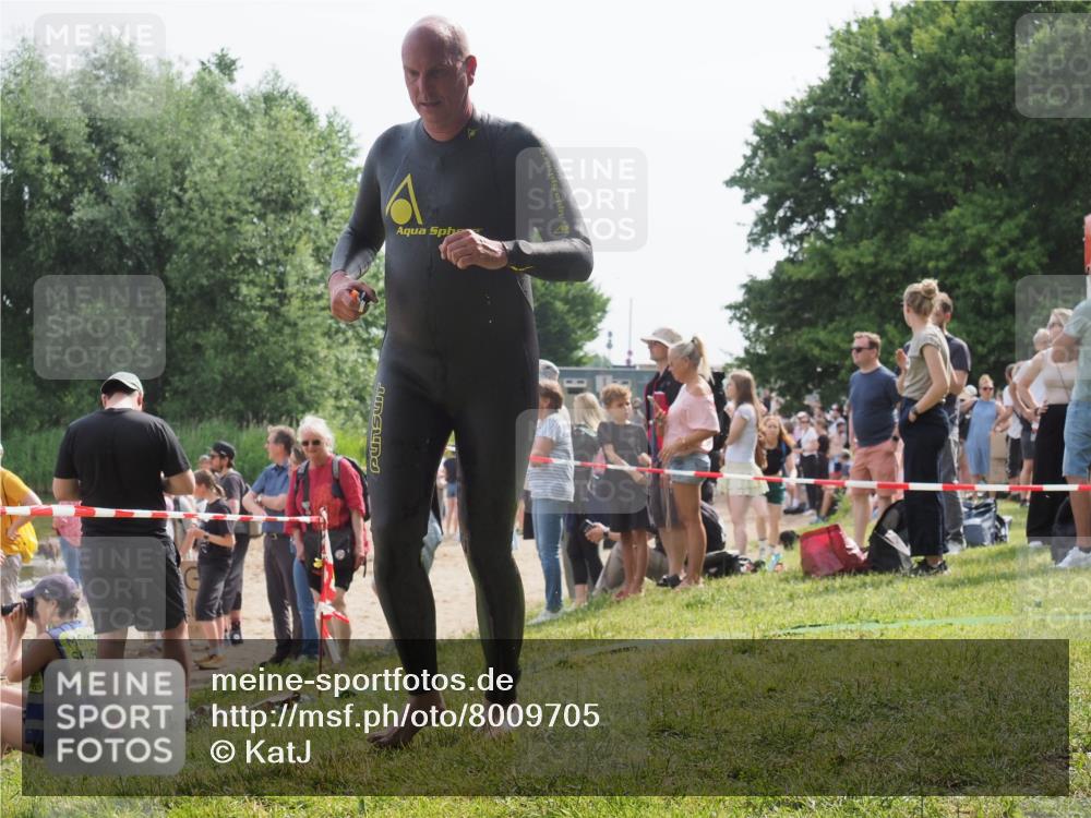 15.06.2025 - 27. Vierlanden-Triathlon KatJ http://msf.ph/oto/8009705 15.06.2025 10:07:42 Schwimmen 379, 391, 468 meine-sportfotos.de