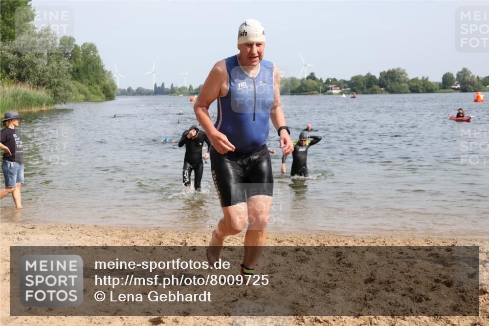 15.06.2025 - 27. Vierlanden-Triathlon Lena Gebhardt http://msf.ph/oto/8009725 15.06.2025 10:06:55 Schwimmen 131, 367, 376, 388, 396, 423, 429, 441, 457, 467 meine-sportfotos.de