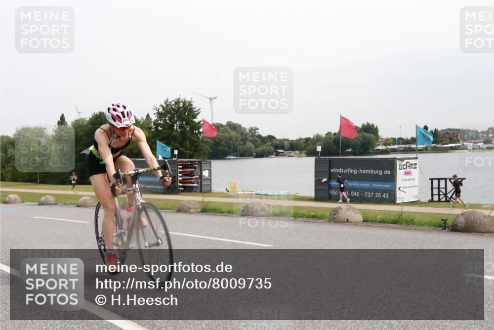 15.06.2025 - 27. Vierlanden-Triathlon H.Heesch http://msf.ph/oto/8009735 15.06.2025 10:57:31 Radfahren 149, 491, 566, 1395 meine-sportfotos.de