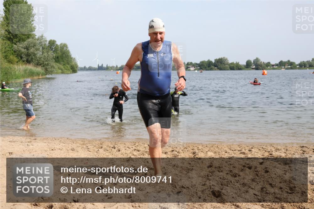 15.06.2025 - 27. Vierlanden-Triathlon Lena Gebhardt http://msf.ph/oto/8009741 15.06.2025 10:06:56 Schwimmen 131, 367, 376, 388, 396, 429, 441, 457, 467 meine-sportfotos.de