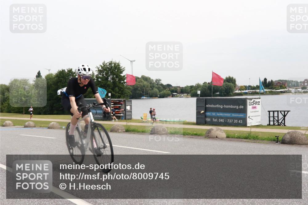 15.06.2025 - 27. Vierlanden-Triathlon H.Heesch http://msf.ph/oto/8009745 15.06.2025 10:57:36 Radfahren 491, 507, 1395 meine-sportfotos.de