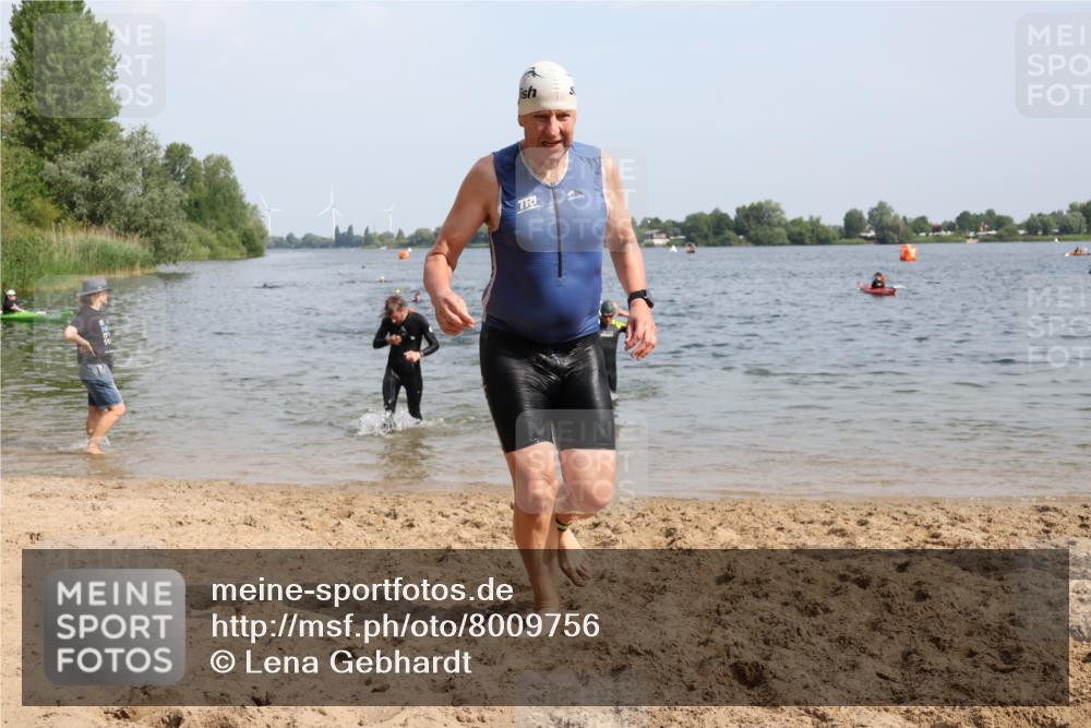 15.06.2025 - 27. Vierlanden-Triathlon Lena Gebhardt http://msf.ph/oto/8009756 15.06.2025 10:06:56 Schwimmen 131, 367, 376, 388, 396, 429, 441, 457, 467 meine-sportfotos.de