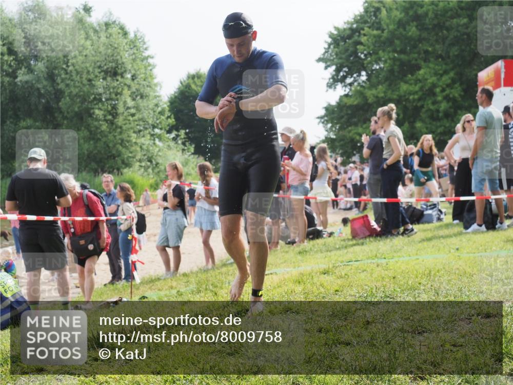 15.06.2025 - 27. Vierlanden-Triathlon KatJ http://msf.ph/oto/8009758 15.06.2025 10:07:46 Schwimmen 371, 379, 468 meine-sportfotos.de