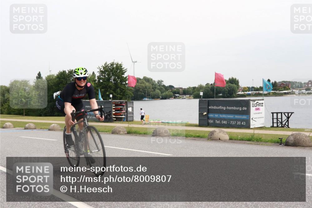 15.06.2025 - 27. Vierlanden-Triathlon H.Heesch http://msf.ph/oto/8009807 15.06.2025 10:57:56 Radfahren 215, 579 meine-sportfotos.de