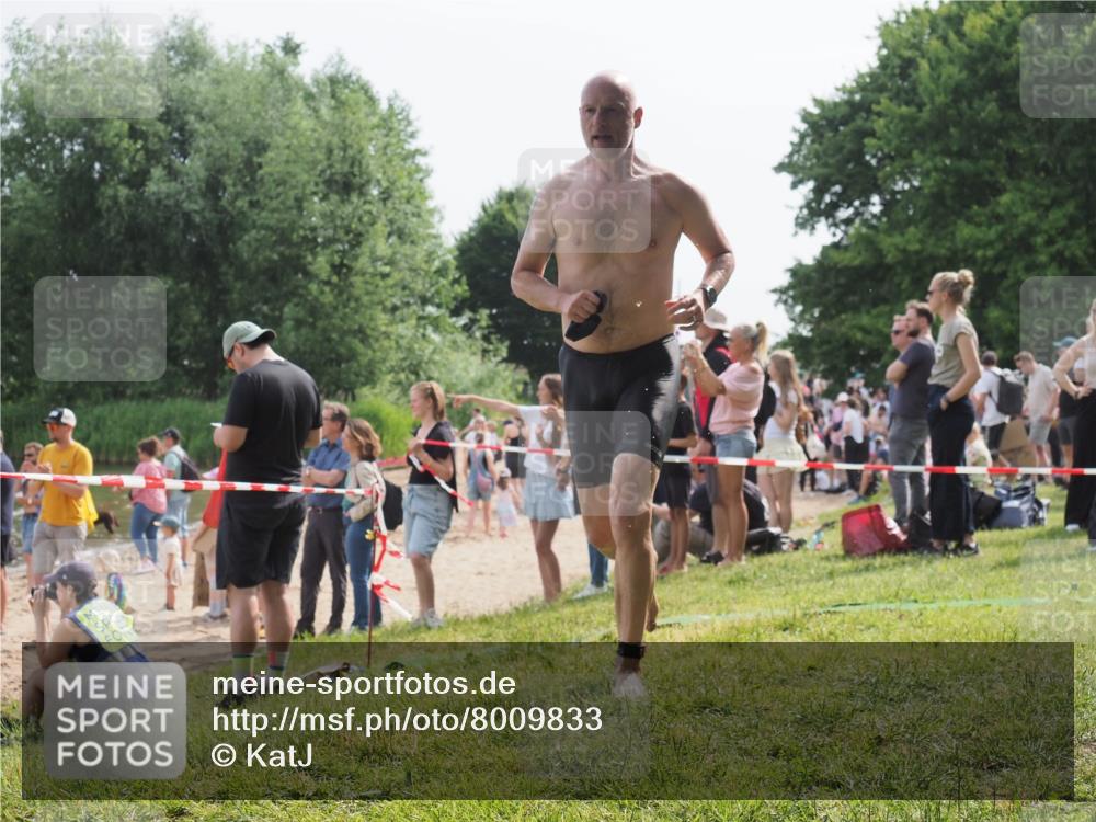 15.06.2025 - 27. Vierlanden-Triathlon KatJ http://msf.ph/oto/8009833 15.06.2025 10:07:54 Schwimmen 371, 395, 407 meine-sportfotos.de