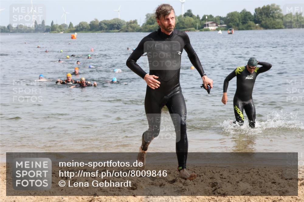 15.06.2025 - 27. Vierlanden-Triathlon Lena Gebhardt http://msf.ph/oto/8009846 15.06.2025 10:06:59 Schwimmen 131, 376, 396, 429, 462, 467 meine-sportfotos.de