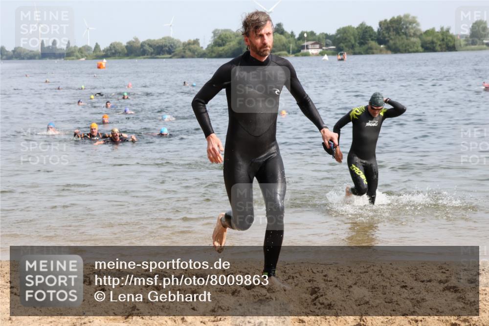 15.06.2025 - 27. Vierlanden-Triathlon Lena Gebhardt http://msf.ph/oto/8009863 15.06.2025 10:06:59 Schwimmen 131, 376, 396, 429, 462, 467 meine-sportfotos.de