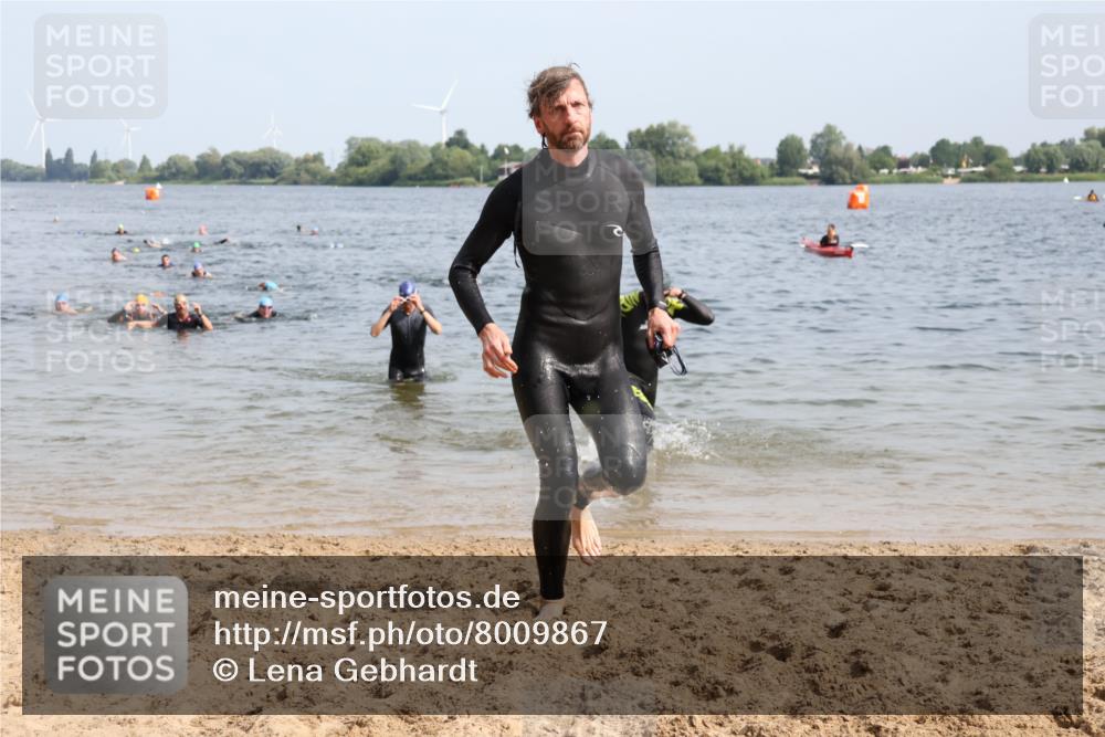 15.06.2025 - 27. Vierlanden-Triathlon Lena Gebhardt http://msf.ph/oto/8009867 15.06.2025 10:06:59 Schwimmen 131, 376, 396, 429, 462, 467 meine-sportfotos.de