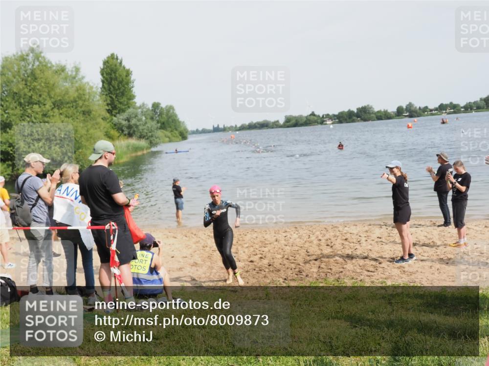 21.06.2025 - 27. Vierlanden-Triathlon MichiJ http://msf.ph/oto/8009873 15.06.2026 10:12:50 Schwimmen 512, 625 meine-sportfotos.de