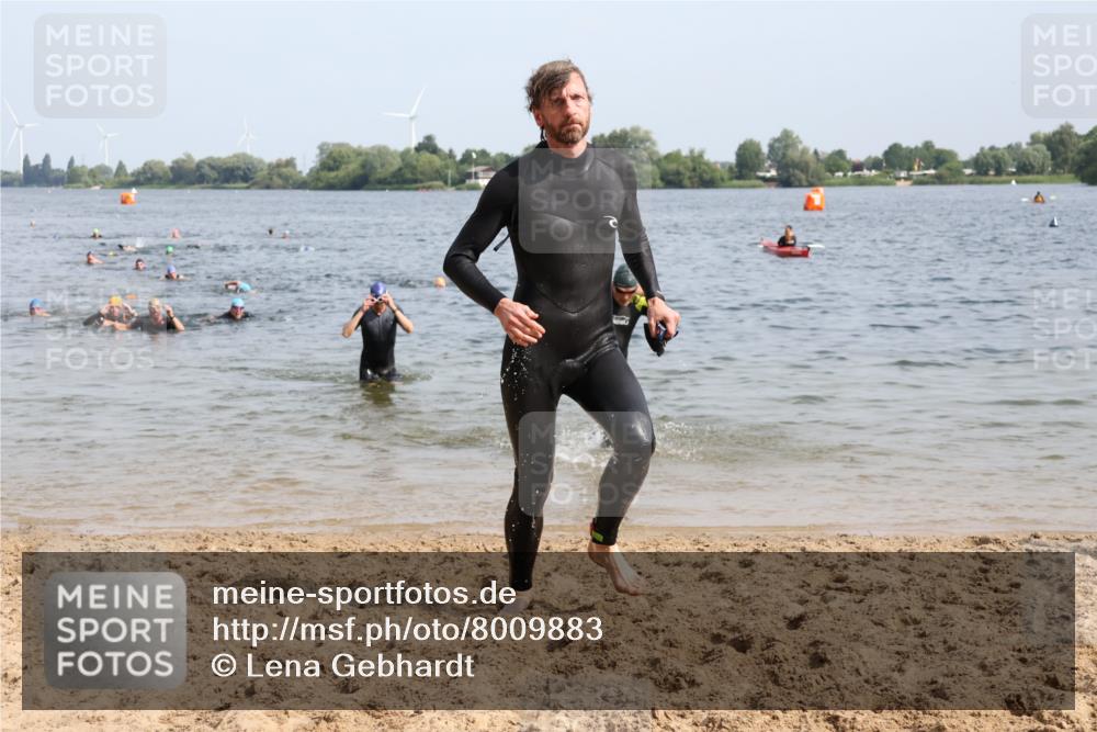 15.06.2025 - 27. Vierlanden-Triathlon Lena Gebhardt http://msf.ph/oto/8009883 15.06.2025 10:06:59 Schwimmen 131, 376, 396, 429, 462, 467 meine-sportfotos.de