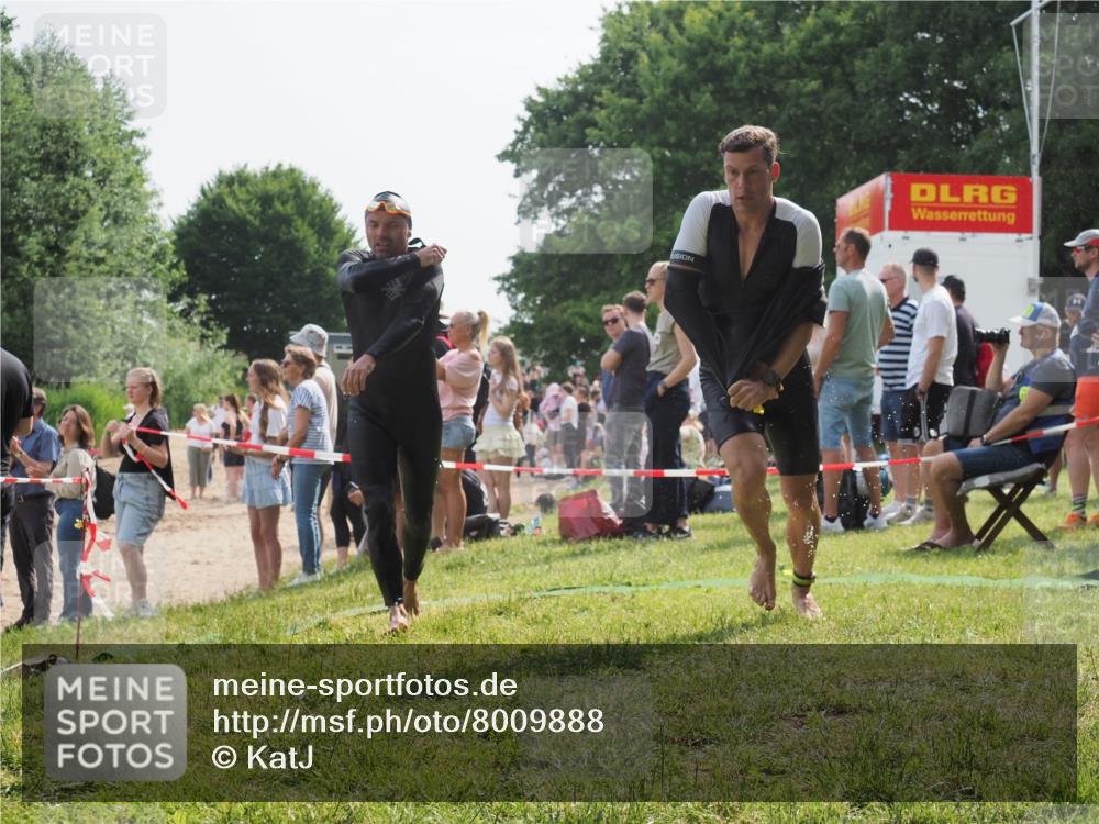 15.06.2025 - 27. Vierlanden-Triathlon KatJ http://msf.ph/oto/8009888 15.06.2025 10:07:59 Schwimmen 371, 395, 407 meine-sportfotos.de