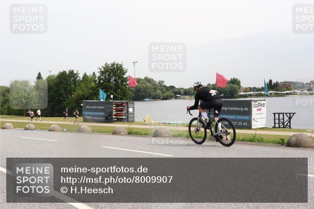 15.06.2025 - 27. Vierlanden-Triathlon H.Heesch http://msf.ph/oto/8009907 15.06.2025 10:58:55 Radfahren 23, 477, 595 meine-sportfotos.de