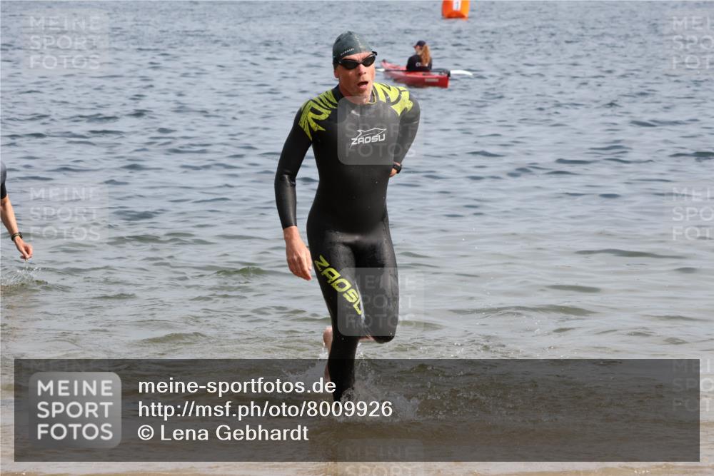 15.06.2025 - 27. Vierlanden-Triathlon Lena Gebhardt http://msf.ph/oto/8009926 15.06.2025 10:07:01 Schwimmen 131, 376, 396, 429, 462, 467 meine-sportfotos.de