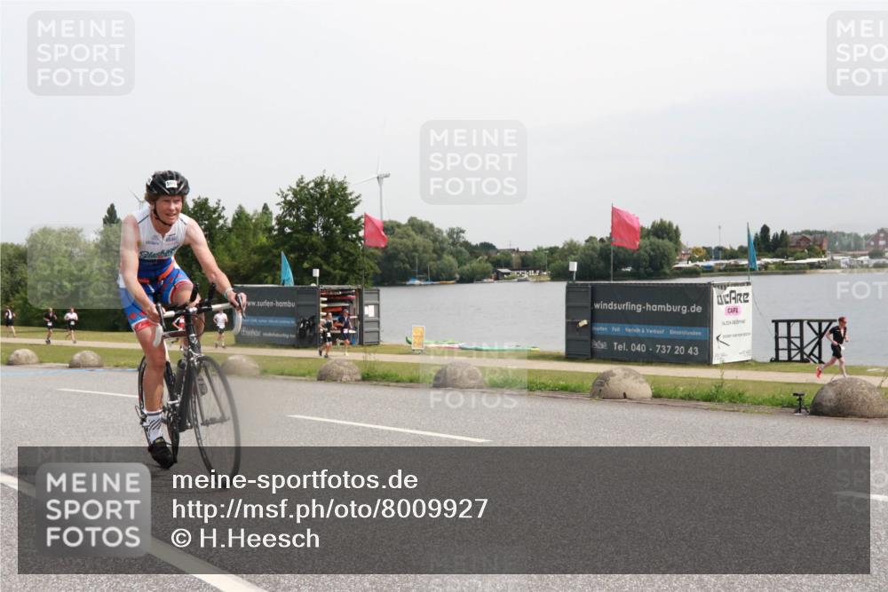 15.06.2025 - 27. Vierlanden-Triathlon H.Heesch http://msf.ph/oto/8009927 15.06.2025 10:58:57 Radfahren 23, 471, 477, 595 meine-sportfotos.de