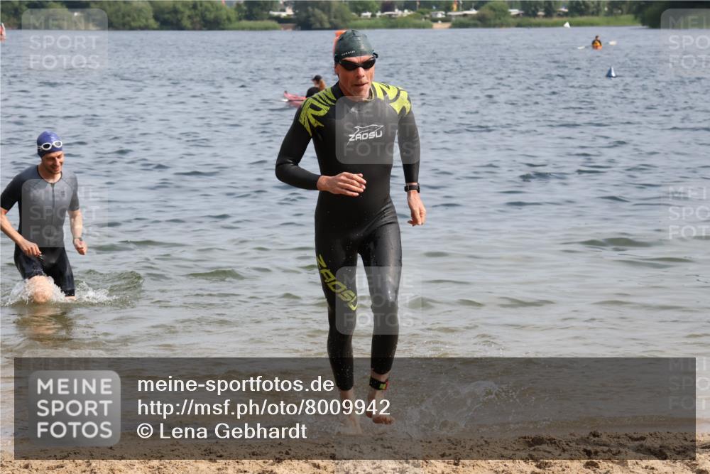 15.06.2025 - 27. Vierlanden-Triathlon Lena Gebhardt http://msf.ph/oto/8009942 15.06.2025 10:07:02 Schwimmen 131, 376, 429, 462, 467 meine-sportfotos.de