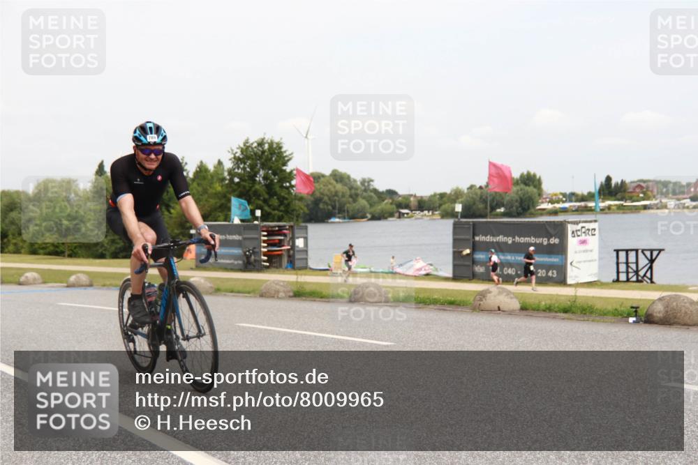 21.06.2025 - 27. Vierlanden-Triathlon H.Heesch http://msf.ph/oto/8009965 15.06.2025 12:33:11 Radfahren 789 meine-sportfotos.de
