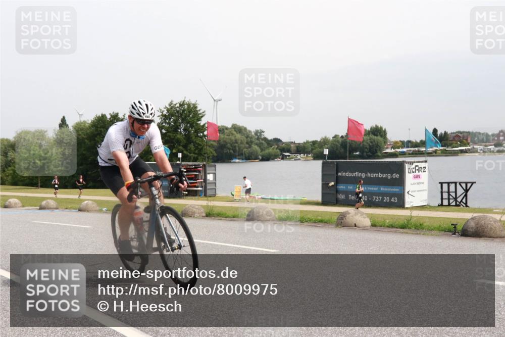 15.06.2025 - 27. Vierlanden-Triathlon H.Heesch http://msf.ph/oto/8009975 15.06.2025 10:59:19 Radfahren 445, 472 meine-sportfotos.de